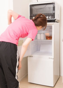 冷蔵庫の在庫をチェックする女性