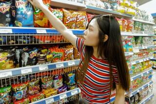 スーパーで買物する女性