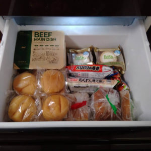 noshと冷凍食品と食パンを冷凍庫に収納した
