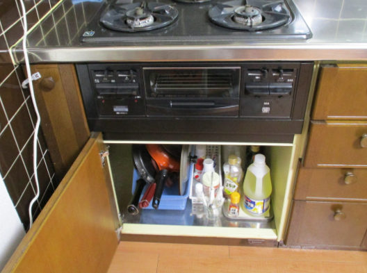 コンロ下の収納　フライパンや油を置く