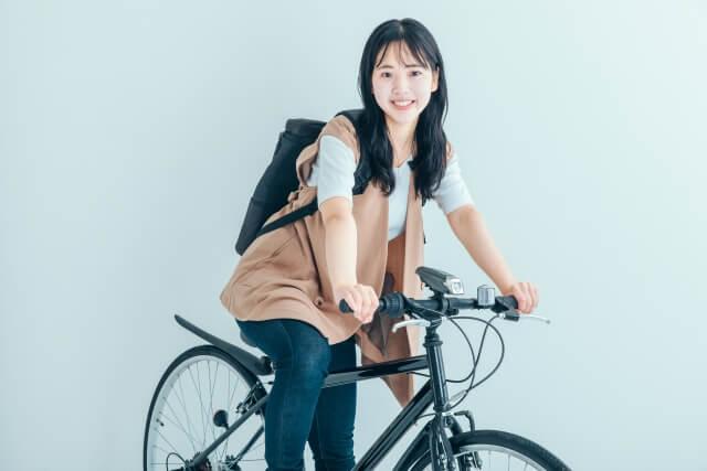 マウンテンバイクで通勤する女性の画像