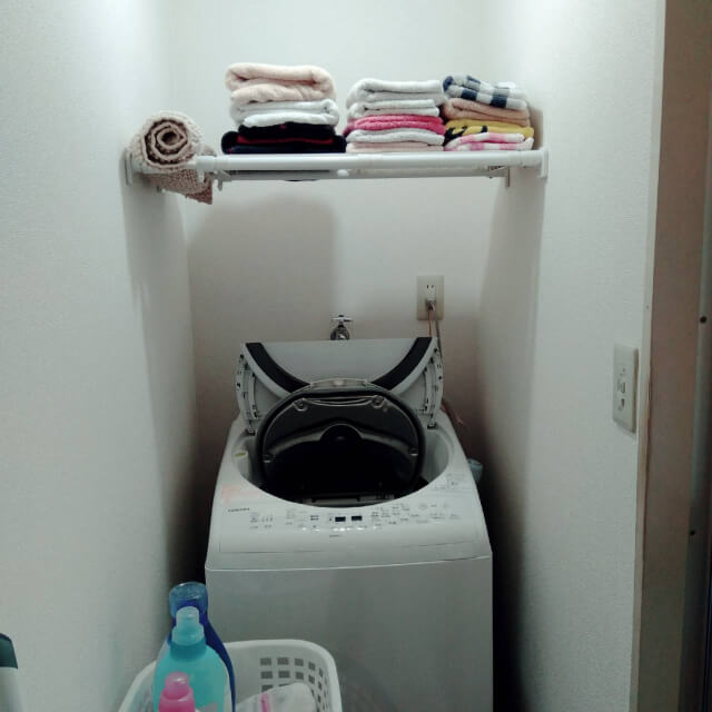 洗濯機の上に収納スペースを作る