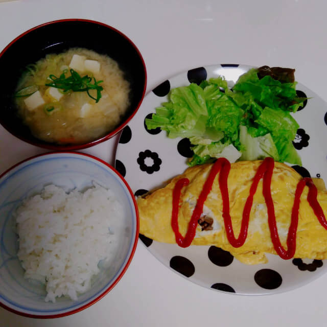みそ汁、ごはん、オムレツ