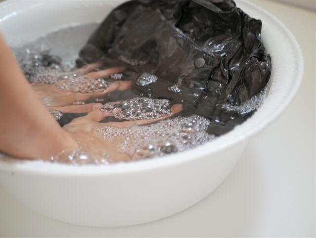 デリケートな服を手洗いする女性