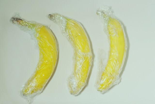 バナナを1本ずつラップで包んで冷蔵保存する